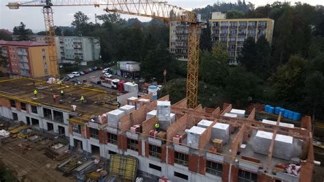 Montáž prefabrikovaných stien na stavenisku