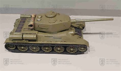 Fotografia tanku T-34/85 počas rekonštrukcie