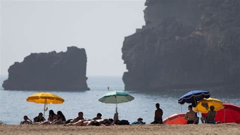 Gemma Collins na pláži v Portugalsku