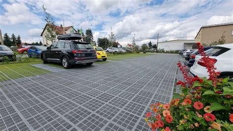 Parkovisko s množstvom zelene a stromov