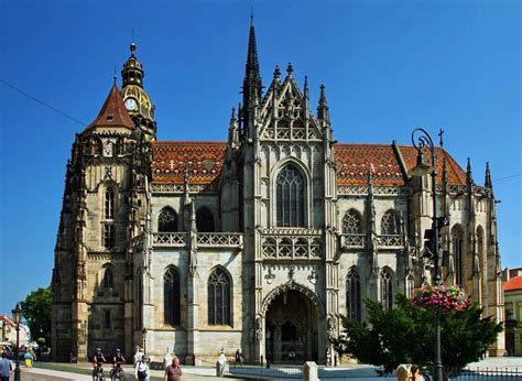 Pohľad na Dóm svätej Alžbety z Hlavnej ulice v Košiciach