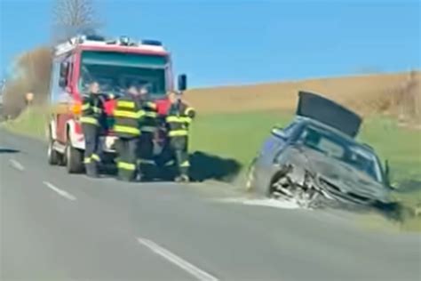 Ilustračná fotografia dvoch áut po dopravnej nehode, jedno z nich mierne poškodené.