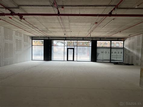 interiér moderného obchodného priestoru pripravený na prenájom