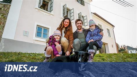 Pár komunikujúci v útulnom interiéri