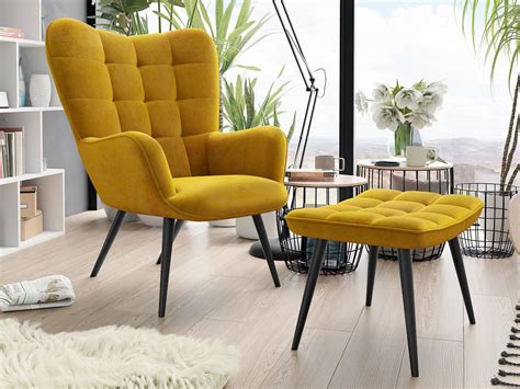 Štýlové kreslo v rohu miestnosti