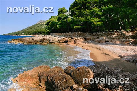 Malebná okruhliaková pláž na ostrove Hvar s čistou modrou vodou