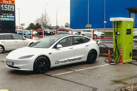 Interiér moderne vybavenej garáže s nabíjačkou pre elektromobil