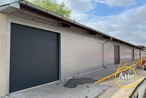 Moderná priemyselná hala s nakladacou rampou