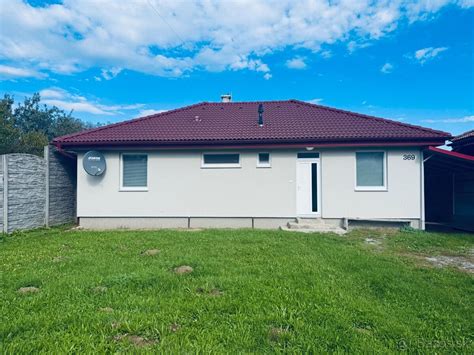 Moderný bungalov v zastavanej časti obce