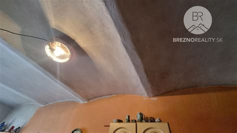 Interiér zrekonštruovaného humna s odhalenými pôvodnými prvkami