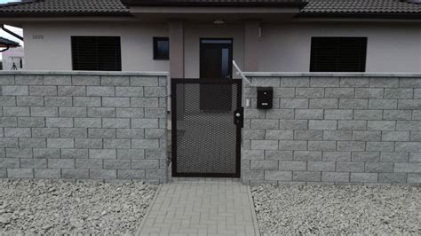 Murovaný plot s moderným dizajnom