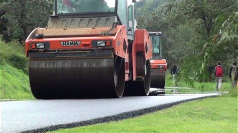 Cestný valec Ammann pri práci