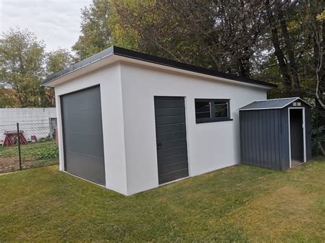 Detailný pohľad na modernú plechovú garáž