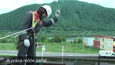 Fotografia tímu pracovníkov pri práci na plochej streche