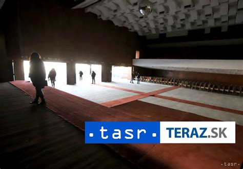 Interiér kultúrneho strediska s pódiom