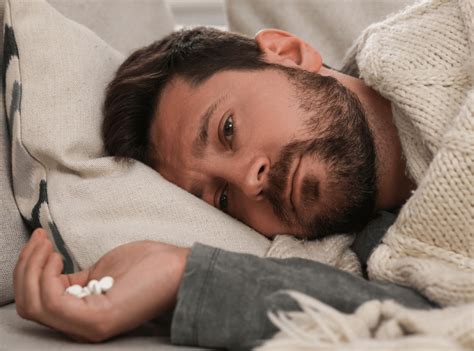 Ilustrácia človeka obklopeného farebnými bublinami energie