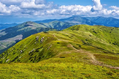 Nízke Tatry s apartmánovým domom