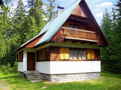 Fotografia rekreačnej chatky v lese