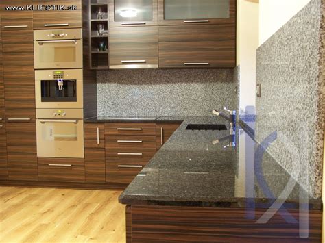 Fotografia kuchynskej pracovnej dosky z prírodného kameňa