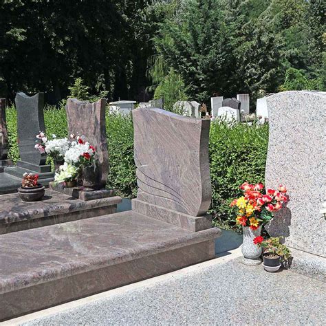 Fotografia moderného náhrobného kameňa z prírodného kameňa