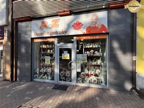 Moderný obchodný priestor s výkladom v centre mesta