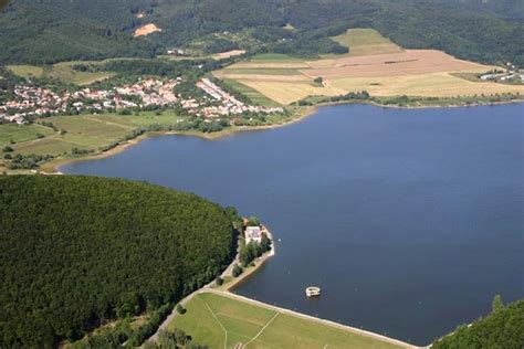 Vodná nádrž Ružiná s okolitými lesmi