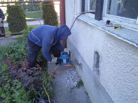 Ilustrácia procesu podrezávania muriva domu