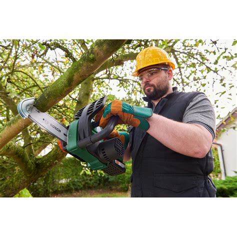 Reťazová píla pri podrezávaní muriva