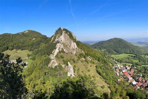 Mapa s vyznačenými trasami k hradu Vršatec