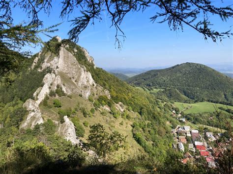 Pohľad na Vršatské bradlá z vyhliadky