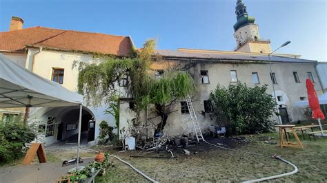 Požiarom zničená strecha historickej budovy