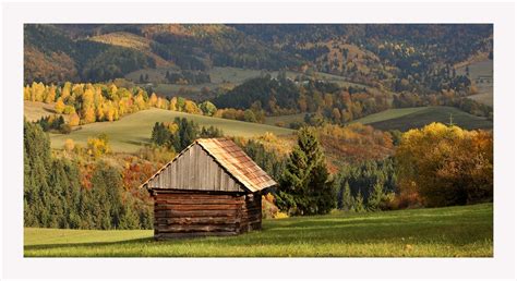 Slovenská krajina s drevenicou