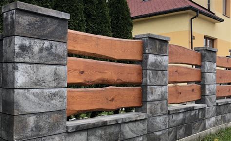 Plot zhotovený zo štiepaných kvádrov Faro