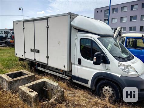 Horiaci nákladný automobil na diaľnici