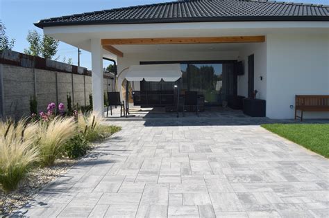 Betónová dlažba s pieskovými škárami