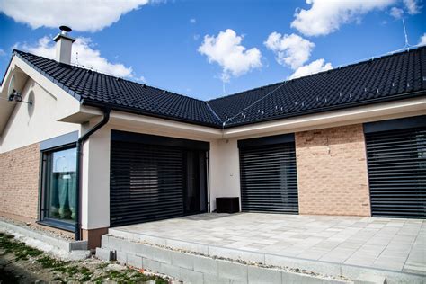 Bungalov s modernými vonkajšími žalúziami