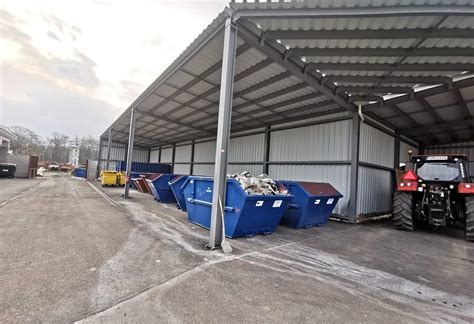 Ilustračná fotografia zberného dvora s rôznymi typmi kontajnerov