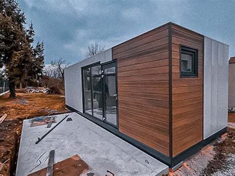 Ilustračný obrázok moderného tiny house zasadeného v prírode
