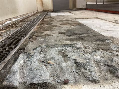 Ilustračný obrázok moderného odvodňovacieho žľabu v garáži