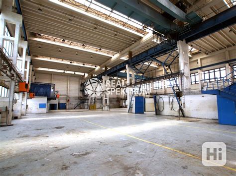 Interiér výrobnej haly s mostovým žeriavom