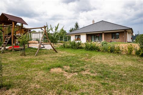 Rodina užívajúca si záhradu pri bungalove