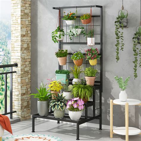 moderné kovové stojany