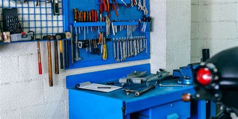 Návrh profesionálnej dielne v garáži