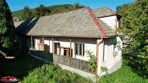 Pohľad na starší rodinný dom s prerobenou fasádou