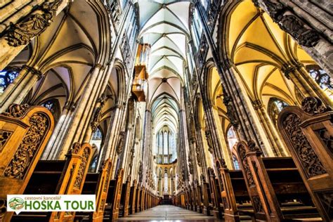 Gotická katedrála interiér s vitrážami