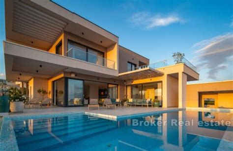 moderná vila s bazénom a terasou