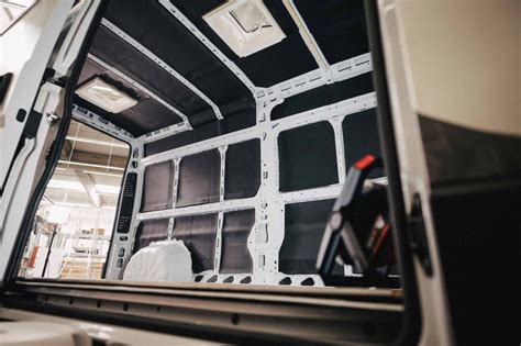 Interiér prerobenej dodávky s dôrazom na funkčnosť a útulnosť