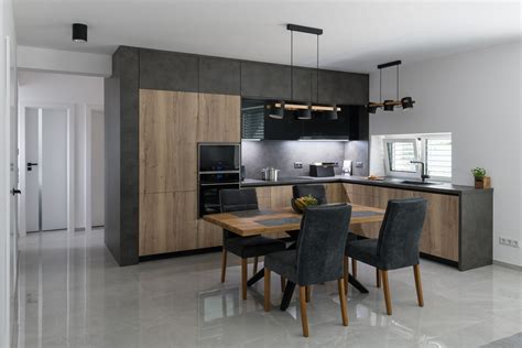 Moderná kuchyňa s ostrovčekom a jedálenským stolom