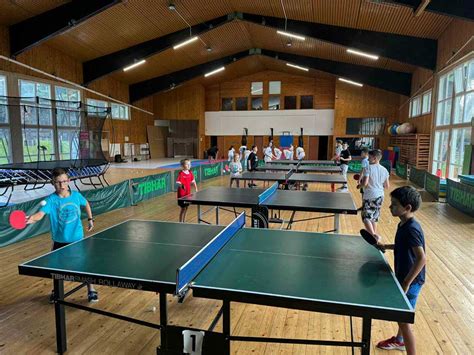 Deti hrajúce stolný tenis