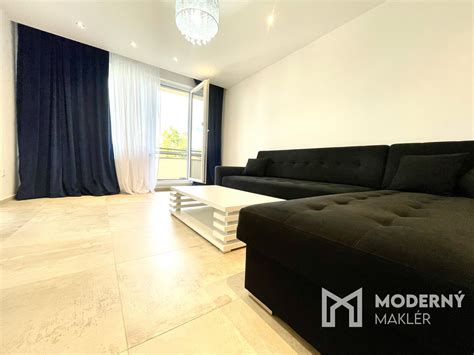 Moderný interiér bytu s balkónom